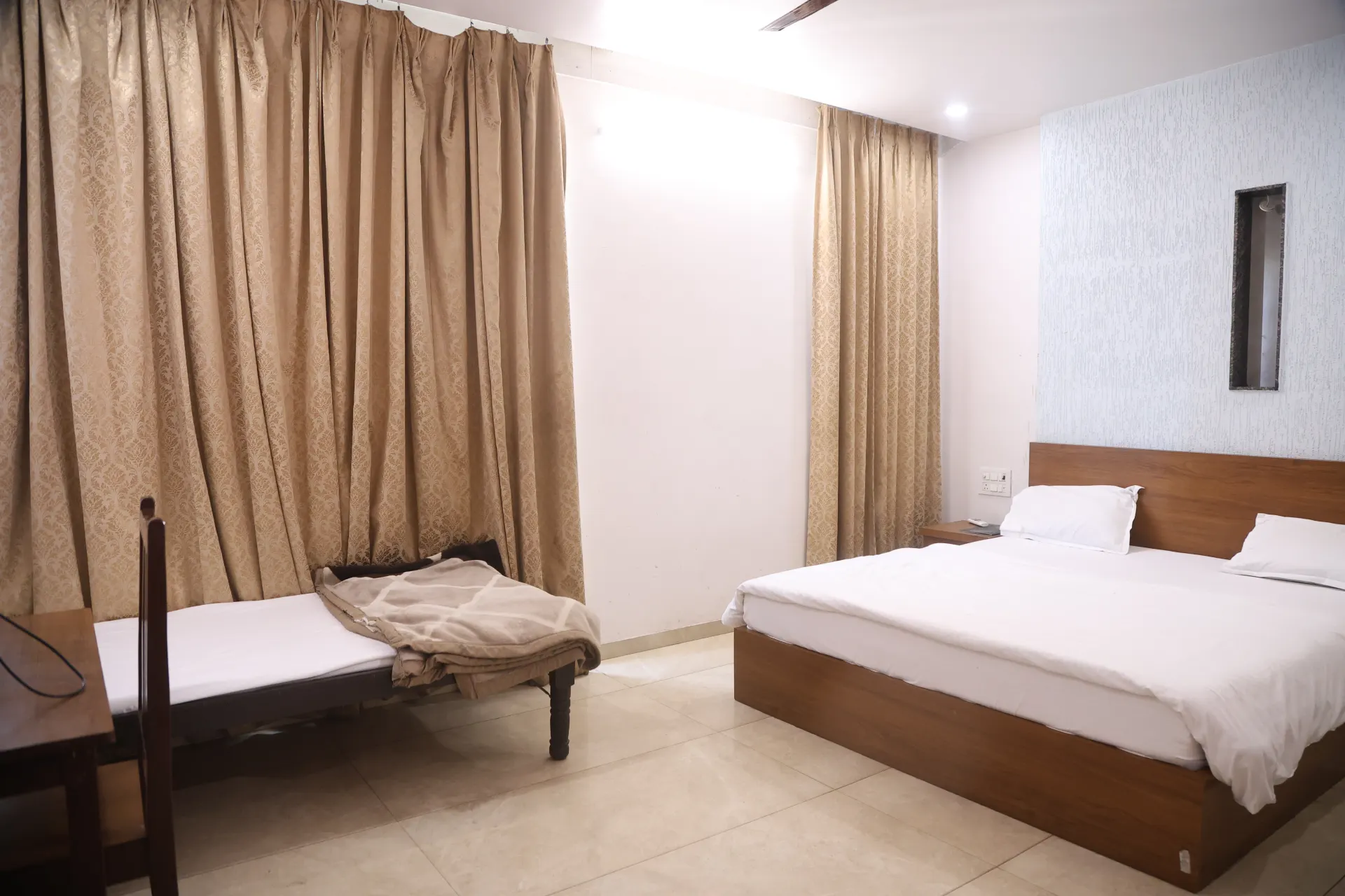Room with a white bed and a single bed